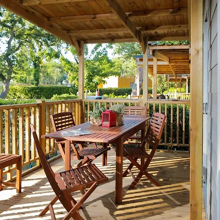 Hu Park Albatros Village ホリデーパーク 3*